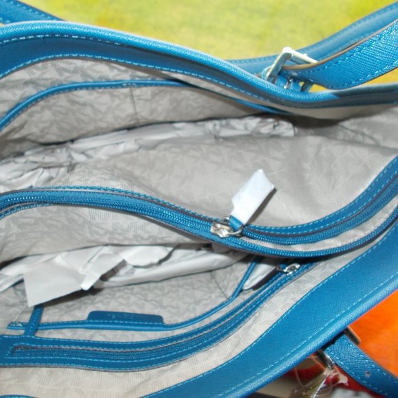 Michael Kors New Blue Saffiano Leather handbag - Picture 11 of 13